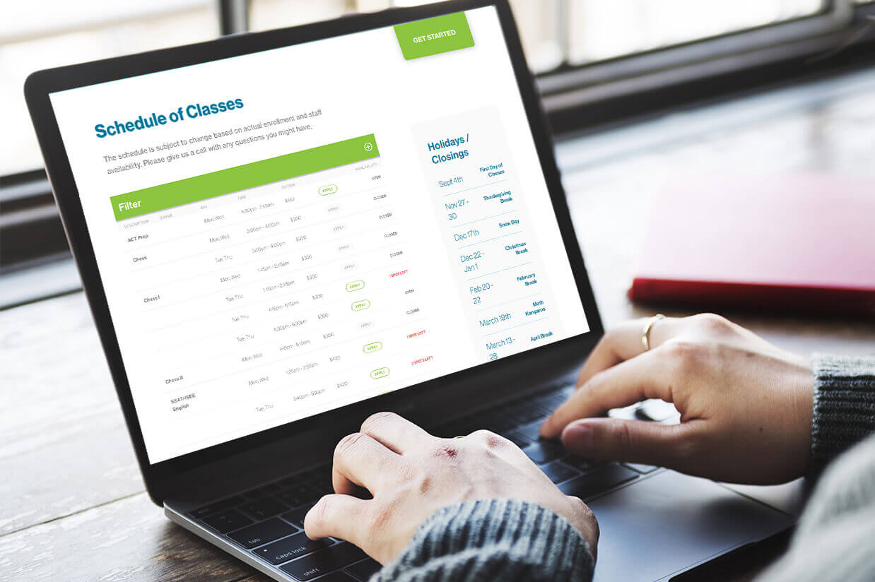 Student looking at an RSM schedule on their laptop.